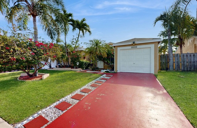 Colorful dog-friendly home with pool, grill, work desks, internet, AC, & W/D