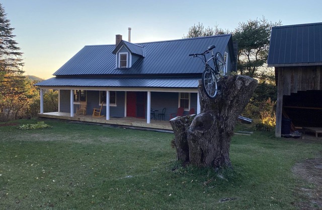 Colorful Farmhouse just minutes from East Burke, Kingdom Trails and Burke Mtn