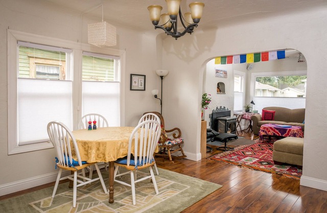 Colorful home & beautiful garden, ten minute walk to downtown
