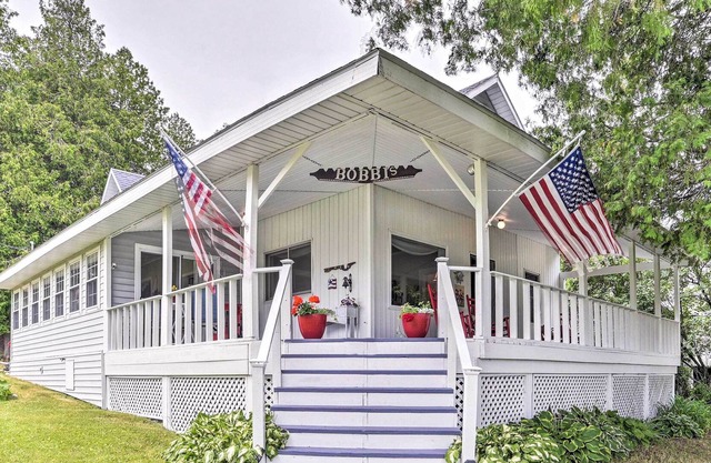 Colorful Lake Huron Home: Near Ferry & Beach!