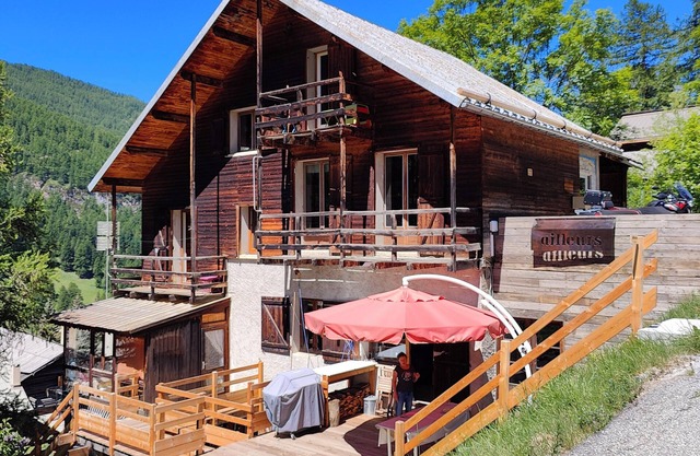 Colorful, self-contained Père Castor apartment in the center of Molines
