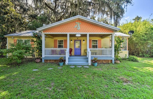 Colorful St Marys Home Walk to Waterfront!