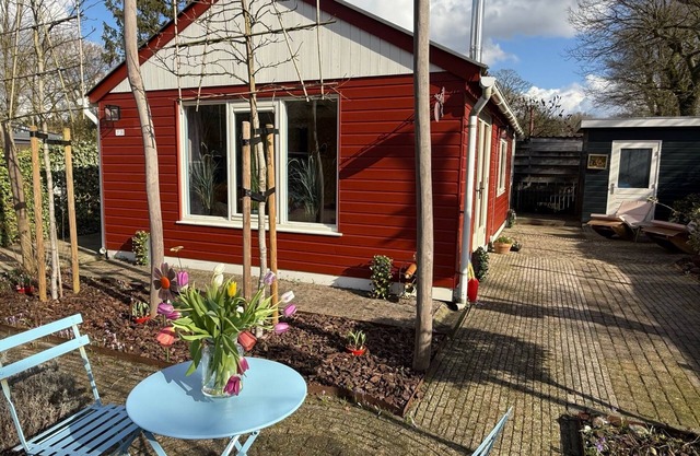 Colorful vacation home Squirrel with barrel sauna