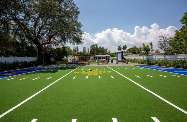 Colosal Football Field Villa w/Cinema+Terrace+Gym+Heated Pool