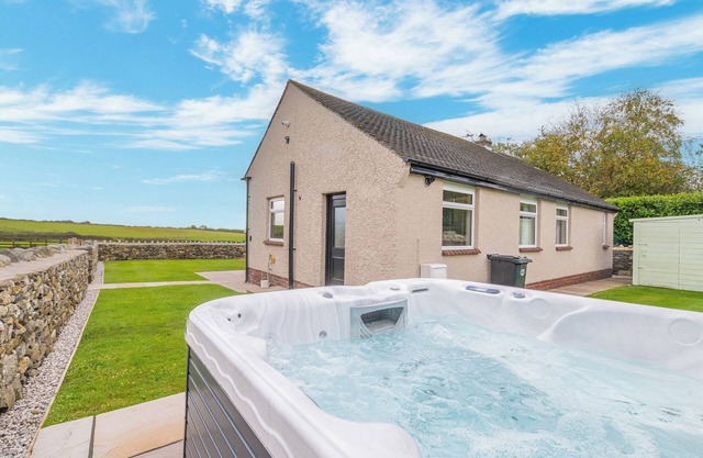 COLT PARK COTTAGE, pet friendly, country holiday cottage in Aldingham