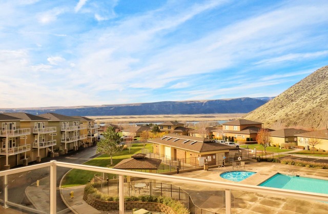 !Columbia Canyon Poolside Paradise! Book now for summer! UNLIMITED FREE GOLF!