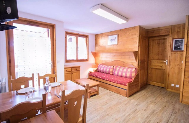 COM206 :Apartment in quiet area near free shuttle bus and swimming pool