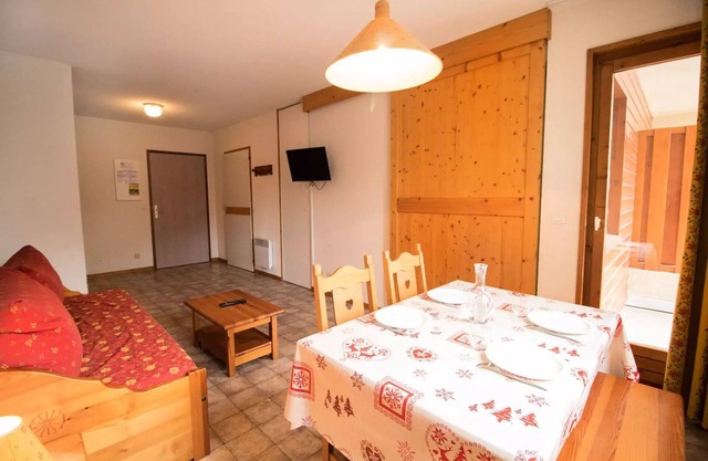 COM318M : Apartment in quiet area close to free shuttles and swimming pool
