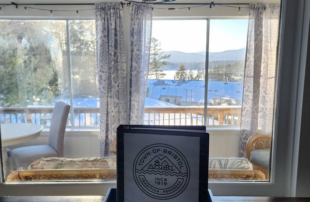 Come enjoy our family freindly Newfound Lake condo in beautiful Bristol
