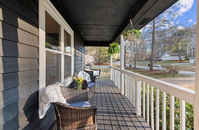 Come in and Cozy up or watch the sun rise. 5-bedroom house in Douglasville