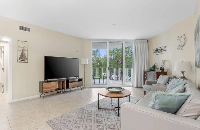 Come relax at Destin Sunset Oasis. Sleeps 6!