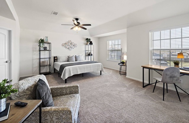 Come stay a while 3 bedroom WiFi Smart TV in every room Covered Patio Fire Pit Q