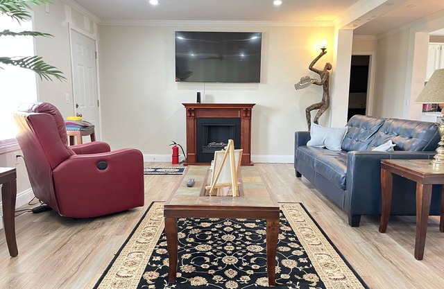 Come Stay At the Blue House! Entire Home In The Country With Lots Of Space