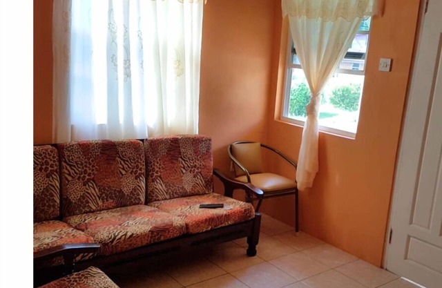 Comfy home for guest! 15 mins to the world famous Grand Anse beach