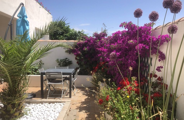 Comfortable apartment with courtyard close to the center and beach.