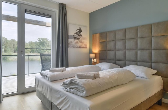 Comfort 16-person water villa in the holiday park Landal Marina Resort Well