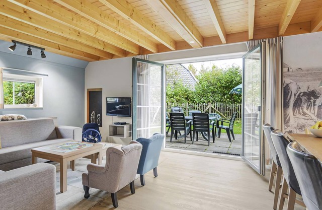 Comfort 6-person children's bungalow in the holiday park Landal Orveltermarke