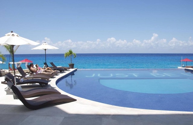 Comfort and Convenience! Beach Access, Free Parking, Onsite Pool, Free Breakfast