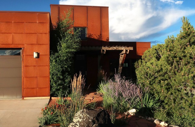 Comfort and beauty: 2BR artists' home near Capitol Reef