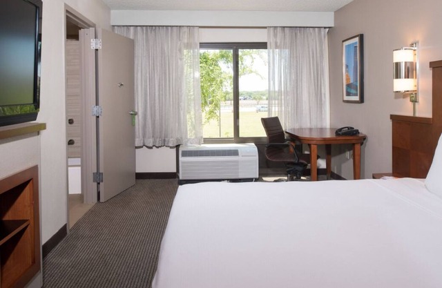 Comfort and Convenience! 4 Relaxing Units, Oudoor Pool, Near River Legacy East