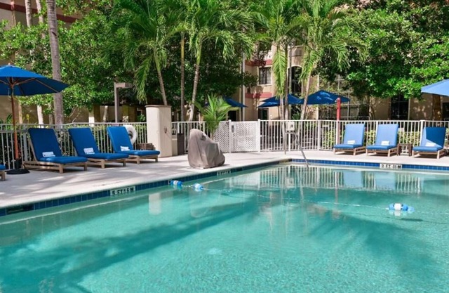 Comfort and Convenience! Outdoor Pool, Kitchenette, FREE Parking, Pets Allowed!