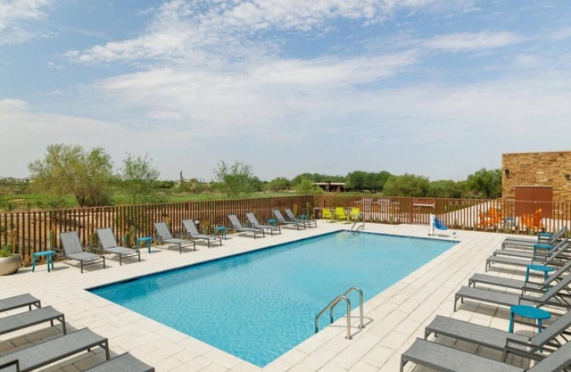 Comfort and Convenience! Pool, Free Breakfast, Free Parking, Pet-friendly!