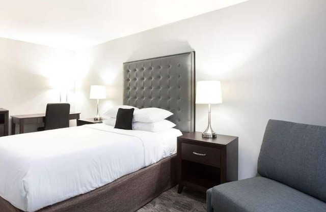 Comfort and Convenience! Free Breakfast, Free Parking, Pets Allowed