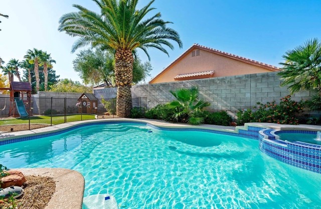 Comfort and Style - 5 BDR with heated pool, BBQ and games.