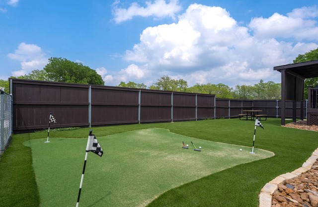 Comfort Charm|Mini Putting Green|Game Room|Grill