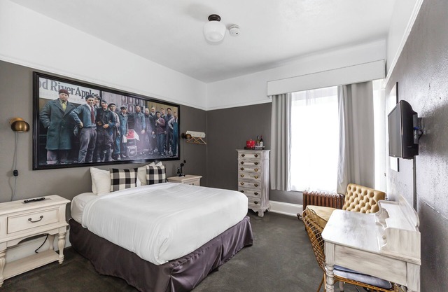 Comfort & Convenience! Minutes to Hood River Waterfront Park, Pets Allowed