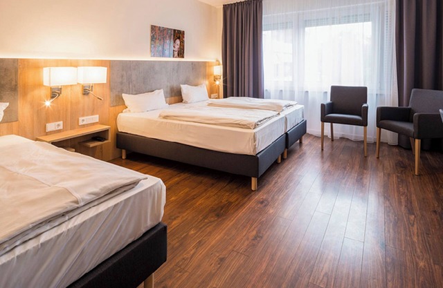 Comfort Dreibettzimmer mit Dusche und WC