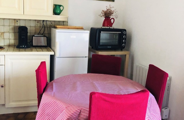 Comfortable apartment in a quiet, secure residence with trees