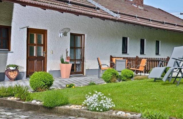 Comfort vacation apartment (55 m²) for up to two people with sunbathing lawn and barbecue