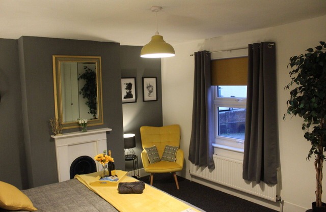 Comfortable 3 Bed house near town and rail