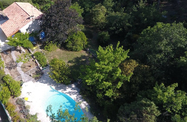 Comfortable pied-a-terre, in Provence, private pool on large wooded grounds