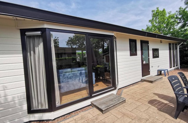 Comfortable detached 3-person chalet near the sea