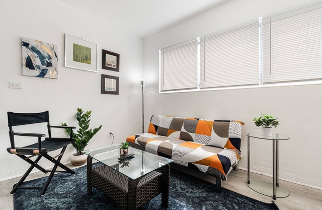 Comfortable 1-Bedroom Apartment in Miami, situated on the second floor!