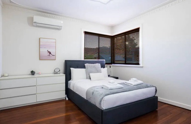 Comfortable 2 Bedroom Home in Trendy Victoria Park