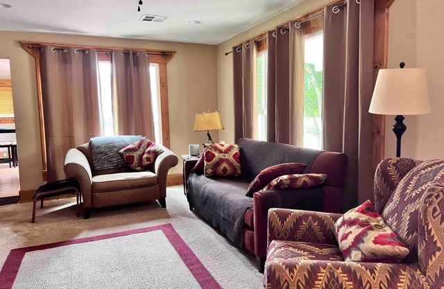 Comfortable 2 BD, 2 BA Home-Large Yard for Pets!