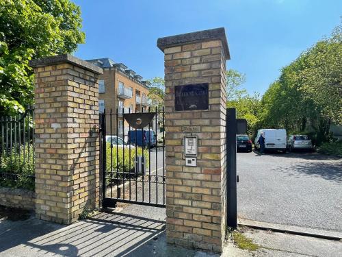 Comfortable 2-Bedroom Apartment near Airport