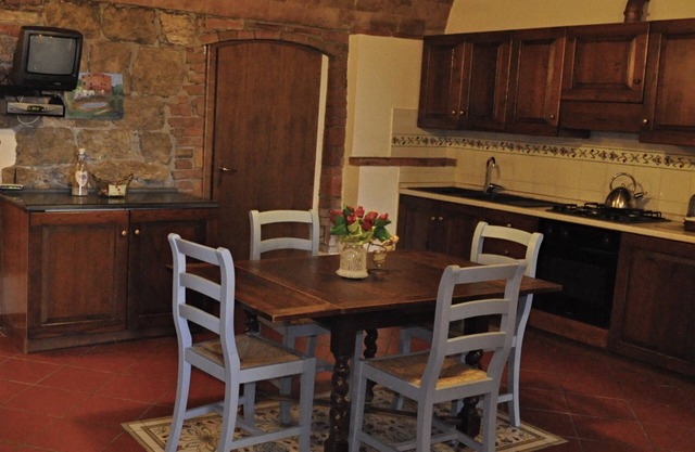 Comfortable 2-bedroom apartment with 2 bathrooms near San Gimignano and Volterra
