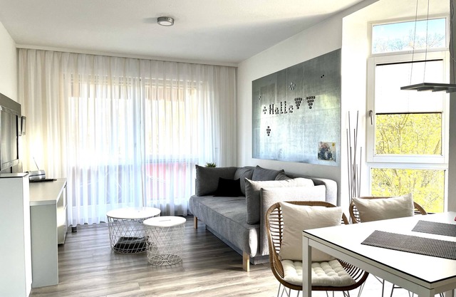 comfortable 2 room apartment on the 1st OG with balcony to the park