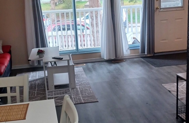 COMFORTABLE 3 BEDROOM HOUSE. 10-15MINUTES TO CITY CENTER OR AIRPORT.