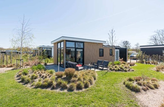Comfortable 4-person chalet with living room with sofa and 2 lovely armchairs, air conditioning, 2 b