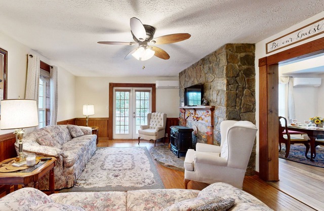 Comfortable 5 Bedroom retreat close to local attractions