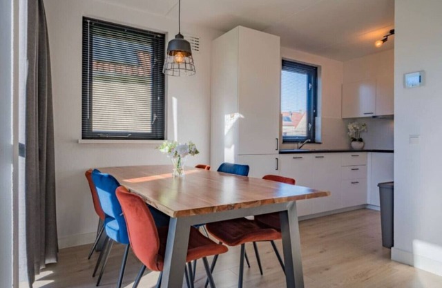 Comfortable 6p vacation home with charging station