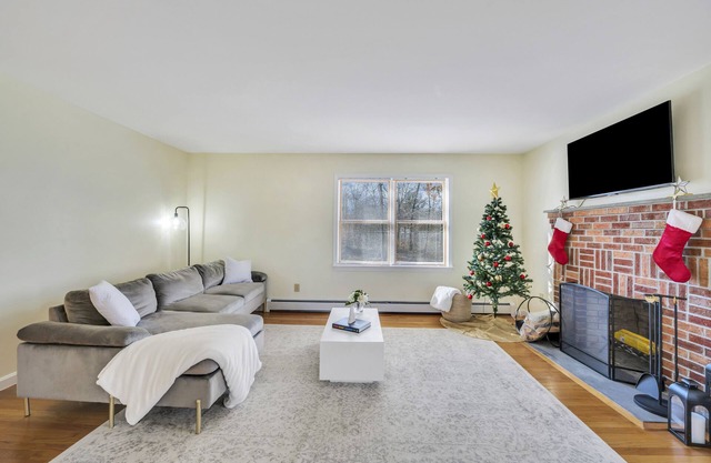 Comfortable and bright home - near downtown Mystic.