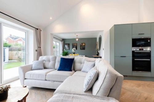Comfortable and Contemporary 5-Bed 3 Bathroom Home
