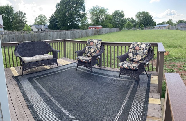 Comfortable and convenient 3 bedroom home, off I-24 close to everything.