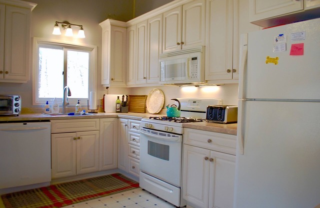 Comfortable and contemporary 3 Bed, 2 bath home in a great location.
